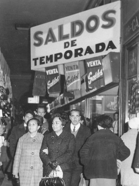 En el portal de las carteras allá por  1966, Portal Bulnes, lo más santiaguino de Santiago