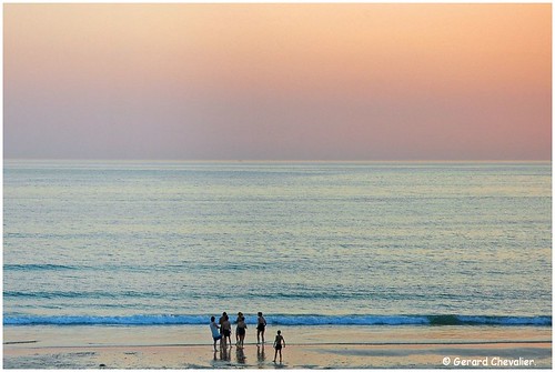 portugal sines portocovo alentejo plage crépuscule océan surf touristes tourisme vacances personnages mer eau personnes ciel baie coucher soleil