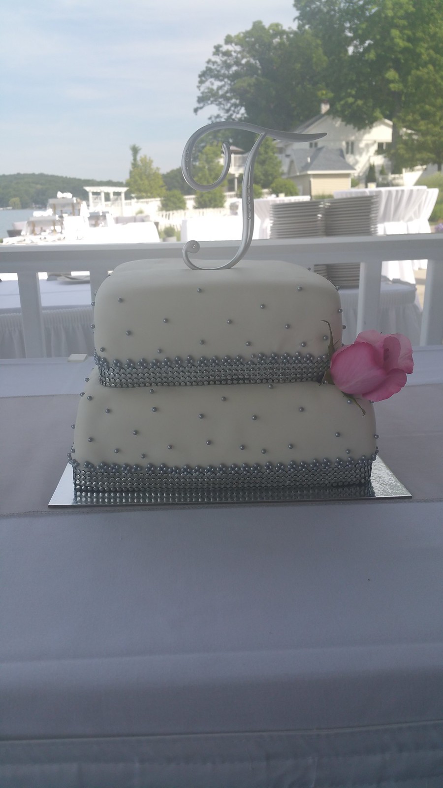 Wedding cake Bay Pointe Inn Gun Lake
