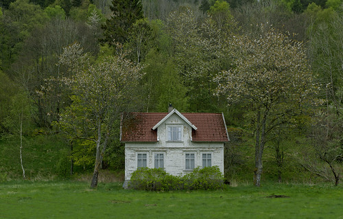 lyngdal vestagder norge norway sørlandet house rural architecture woodenhouse oldhouse nature symmetry nikond700 green 7s51939v3