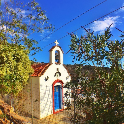 📍Finix (or Finikas or Phoenix), Crete, Greece: Colorful little church in Finix, a small settlement 🌊(with a wonderful beach ⛱) next to Loutro in the South West of Crete! The best way to go there is by boat 🚤 or by feet :runne