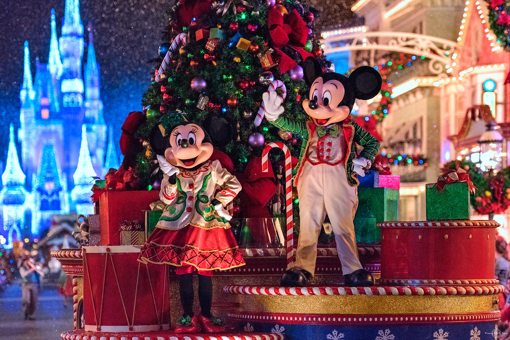 Seasons Greetings From Mickey & Minnie | Today's photo tour … | Flickr