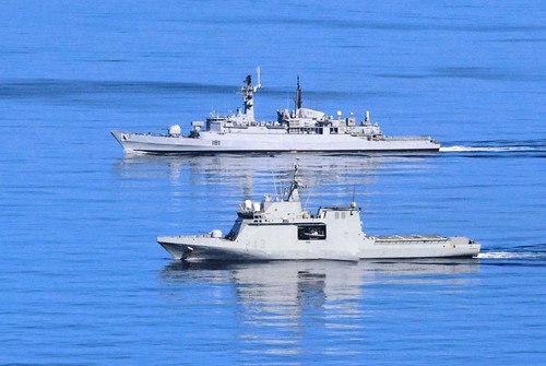 ESPS Relampago and PNS Tariq conduct communication exercises