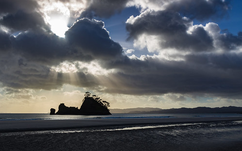 sunrise coromandel pungapungaisland whangapoua clouds newzealand sunburst