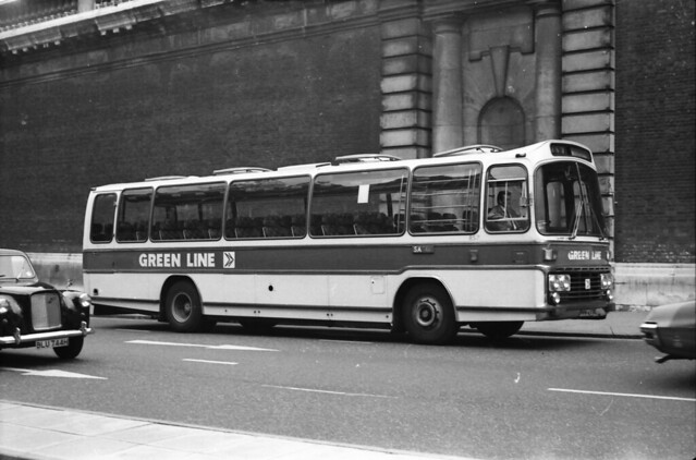 BWB075 PPH437R BUCKINGHAM PALACE ROAD , LONDON WED 27.07.1977