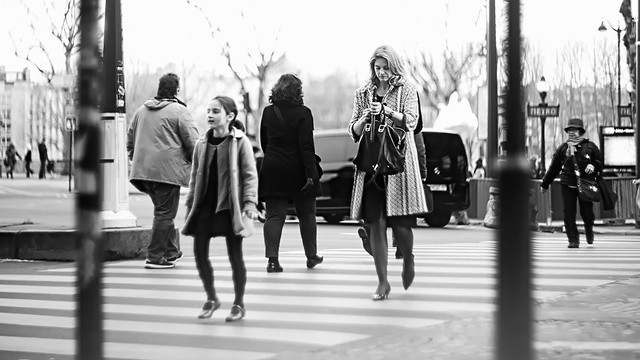Paris, street : Mother and daughter