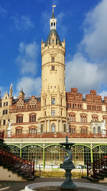Schwerin, Orangerie und Hauptturm des Schlosses