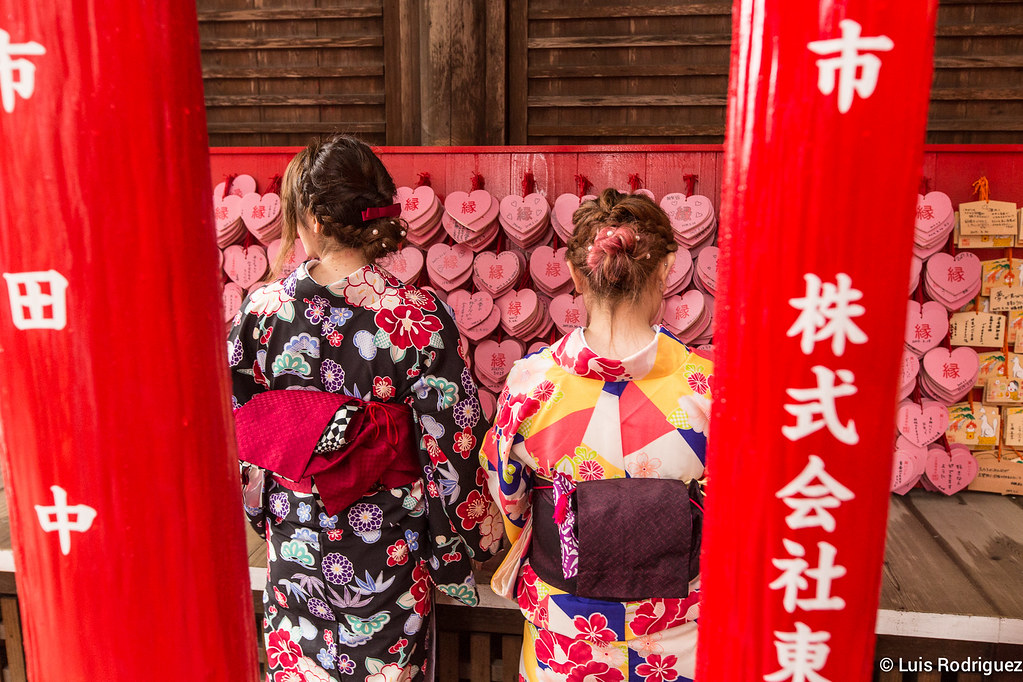 Jóvenes con ema para el amor en el santuario Sanko Inari