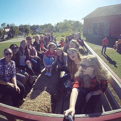 Happy fall break! This photo is from @npreslife’s annual apple picking and bake off. #npsocial #npreslife #newpaltz #applepicking #hudsonvalley #repost @nprdsarah