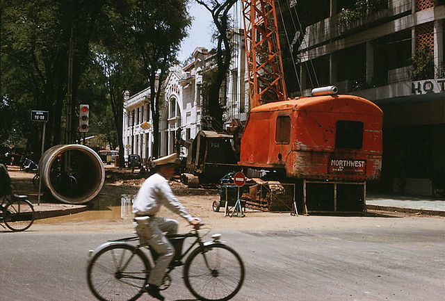 SAIGON 1966 - Lắp đặt đường ống nước sạch đường kính 1,5 m trên đường Lê Thánh Tôn
