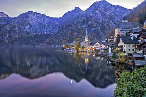 sunset bluehour hallstatt lake mountain reflection autumn fall travel tourism austria salzkammergut