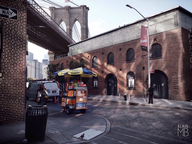 Brooklyn - Dumbo  #Brooklyn #Dumbo #HotDog #FoodCart #NewYorkFoodCart #BrooklynBridge #Bridge #AlainMontillaBello #Autumn2017  #365PhotoChallenge #iPhonePhotography #NewYork #NuevaYork #City #Usa #America