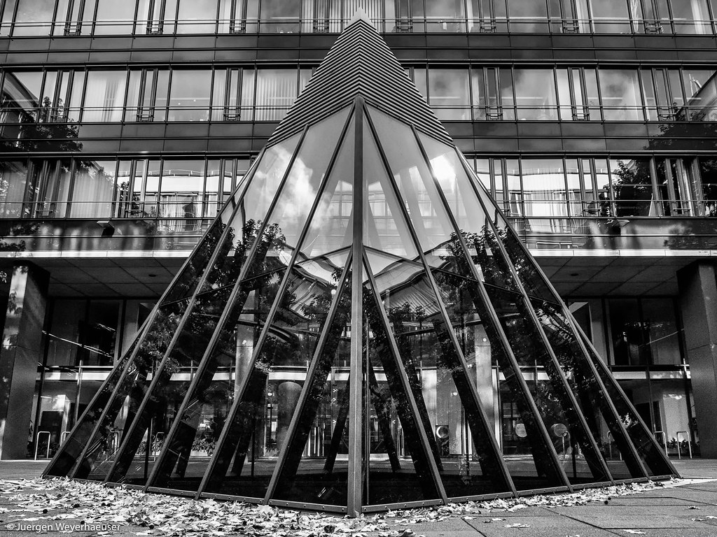 281/365 Stadtrundgang Mainz - Pyramide im Innenhof | Flickr