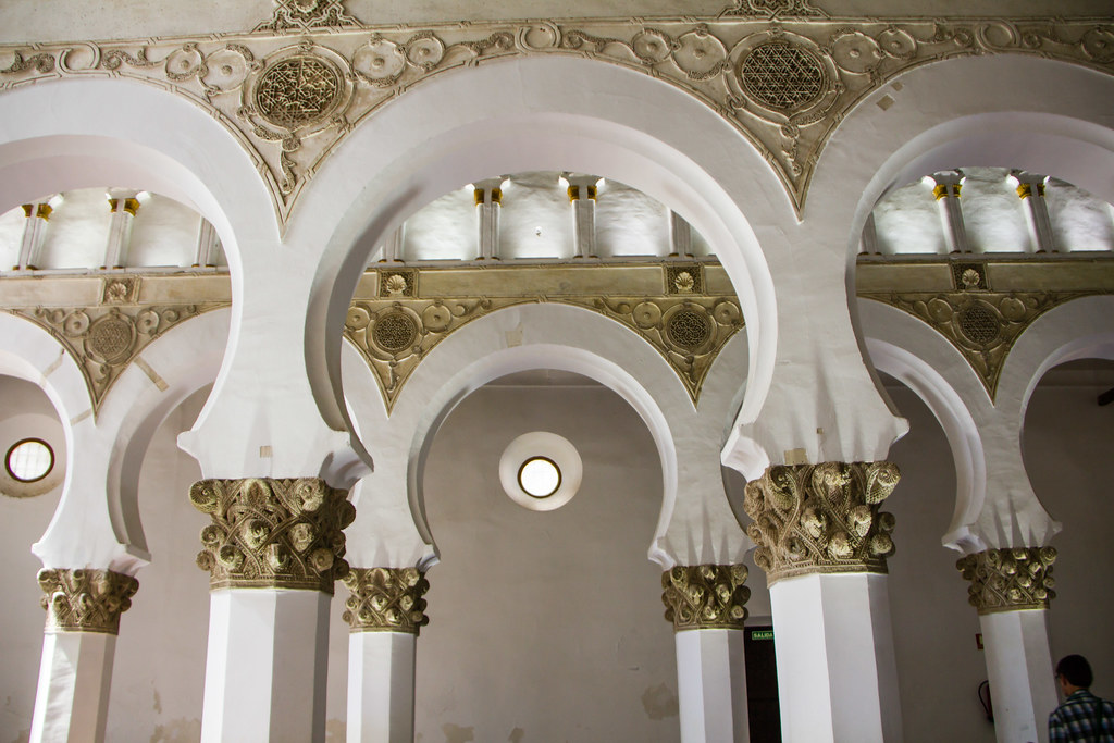 arcos relieves de yeseria Sinagoga Santa Maria la Blanca Toledo 04