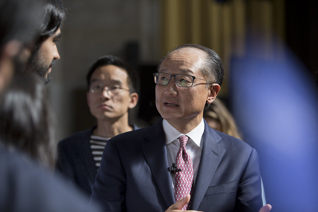 World Bank Group President Jim Yong Kim speaks to stiudents