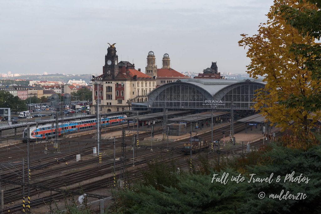 제법 규모가 큰 프라하 중앙역. 체코 국기를 연상시키는 듯한 푸른 색과 붉은 색으로 장식된 열차가 인상적이다
