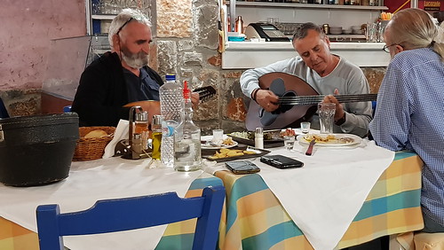 Kreta 2017 480 Giorgos samen met twee vrienden van hem, één speelt mandoline, de ander is zanger. Giorgos speelt natuurlijk op zijn luit. / Giorgos together with two friends of his, one plays mandolin, the other is a singer. Giorgos naturally plays his lu