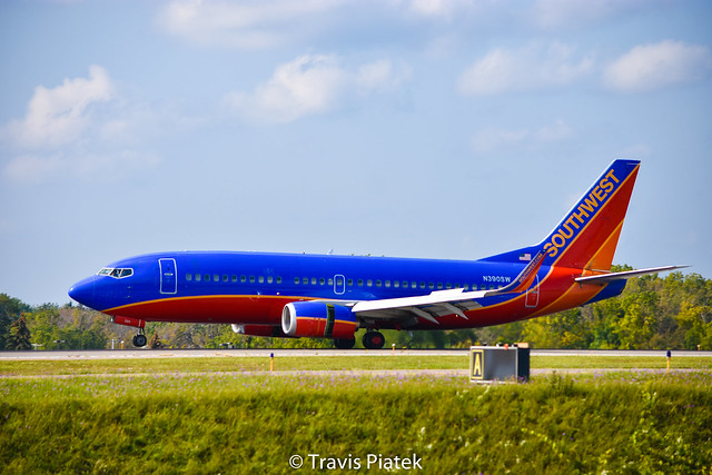 Southwest Airlines –  Boeing 737-3H4 N390SW @ Buffalo Niagara