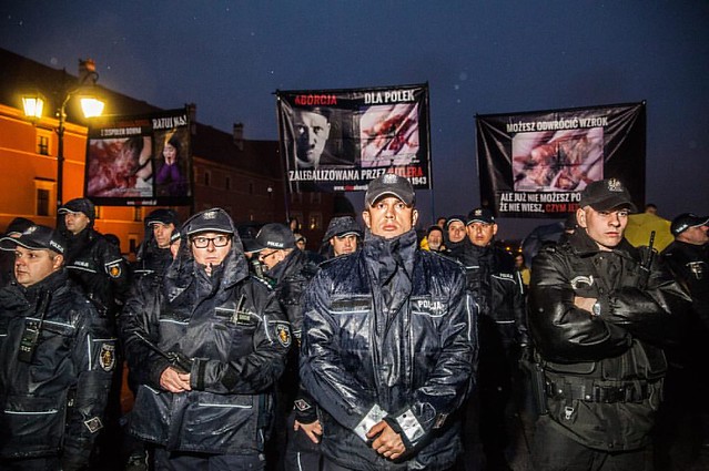 Police protect a few anti-abortion counter-protesters during a Black Protest march in Warsaw, Poland. #czarnyprotest #czarnywtorek #blackprotest #poland #warsaw #warszawa #polska #documentaryphotography #photojournalism #police #policja #prolife #prochoic