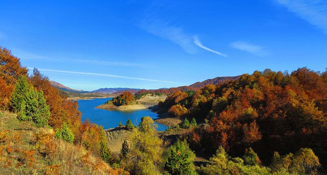 Autumn colors at Aoos lake