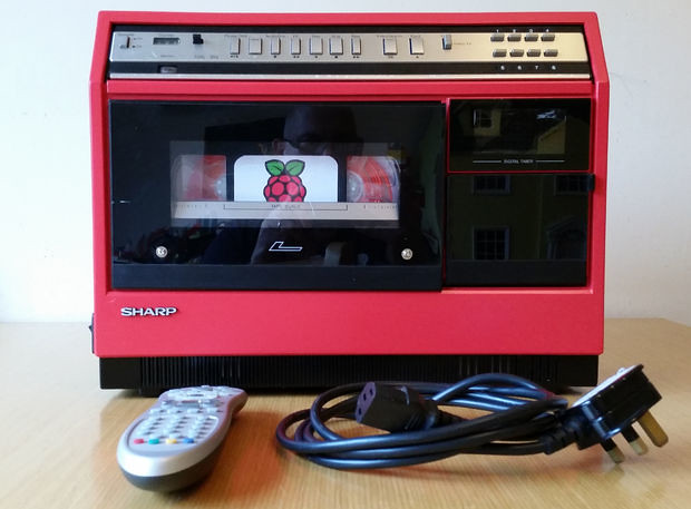 Un vieux lecteur VHS portable magnifiquement détourné par une Raspberry Pi