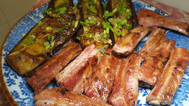 #071017 #jantar #costelinhas de porco e beringelas assadas  #dinner #roasted #pork ribs and eggplant