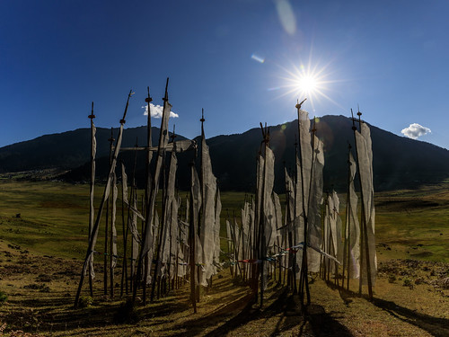 bhutan sunset prayerflags phobjikavalley wangduephodrang bt