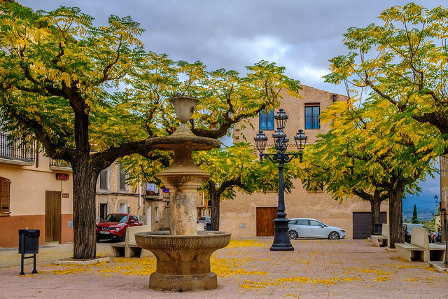 Plaça de El Molar al municipi del mateix nom  Tarragona amb la seva farola i la font