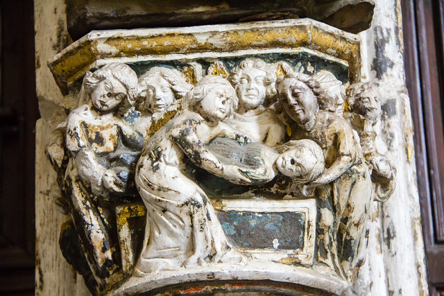 Dormición de la Virgen pechina policromada del parteluz con imagen gótica de Santa Catalina en portada Puerta de Santa Catalina en el claustro Catedral de Toledo 01