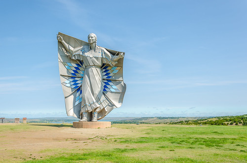 dignityofearthsky chamberlainsouthdakota missouririver statue landscape southdakota