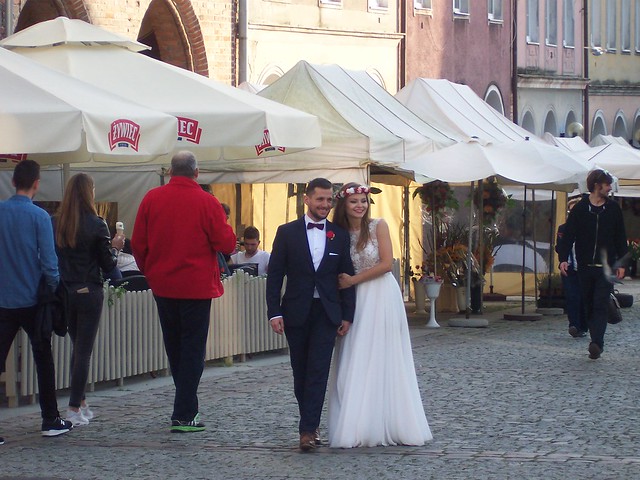 Olsztyn square - married couple promenading