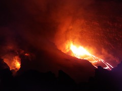 Blubbernde Lava im Vulkan Erta Ale
