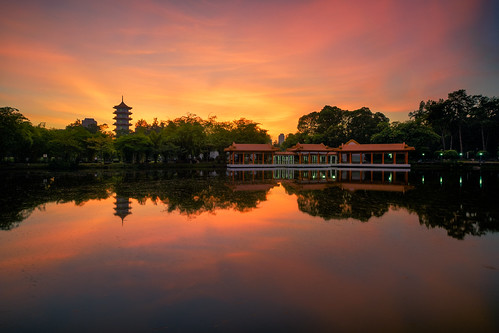 sunrise landscape reflection singapore singaporescape chinesegarden touristsattraction landmark pavillion pagoda garden park chinese style