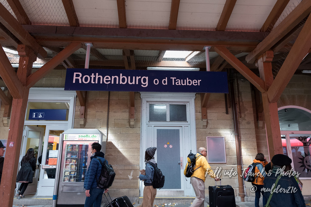 로텐부르크역에는 Rothenburg o d Tauber라고 적혀있다. 역무실로 들어가는 문으로 보이는 하얀 문을 중심으로 관광객들이 양쪽으로 제 갈길을 가고 있다.