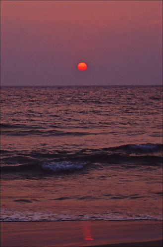 ocean sunset red sea india nature geotagged purple slide kerala transparency pentaxmz10 godsowncountry flickrfly ronlayters geo:lat=840042 geo:lon=76972 slidefilmthenscanned