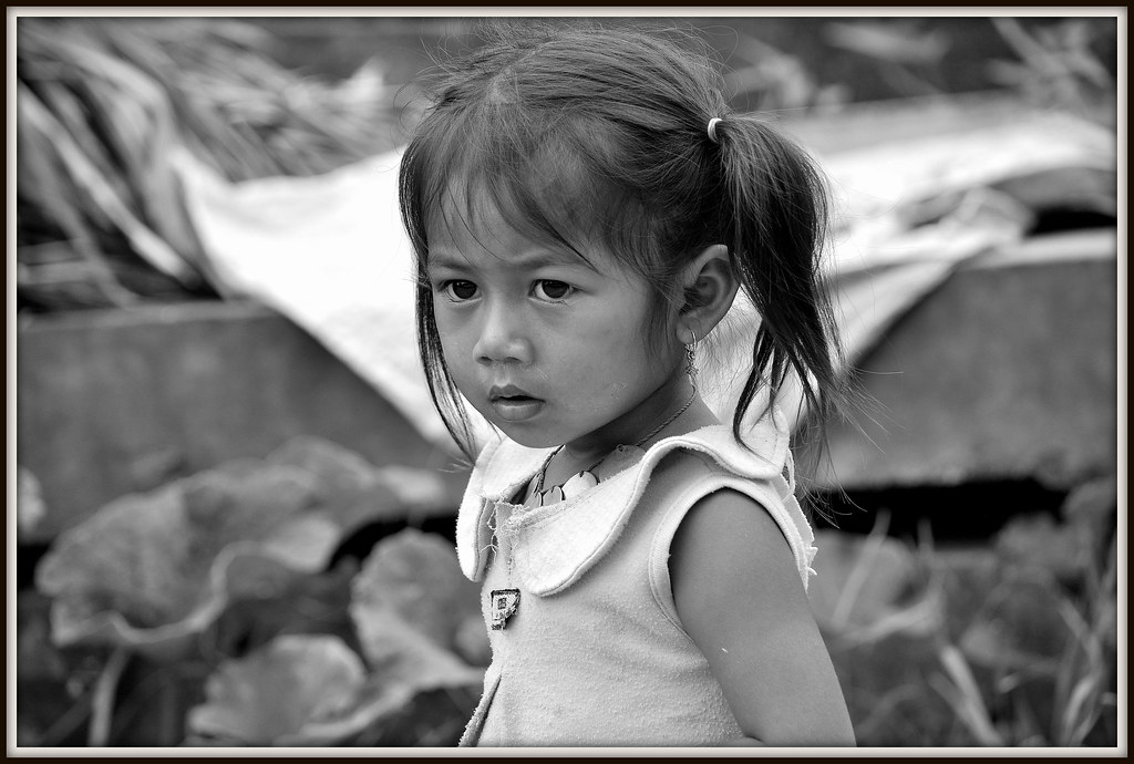 Petite fille des marchés au Laos .