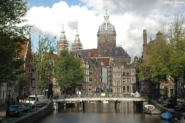 Canal e Iglesia de San Nicolás - Amsterdam