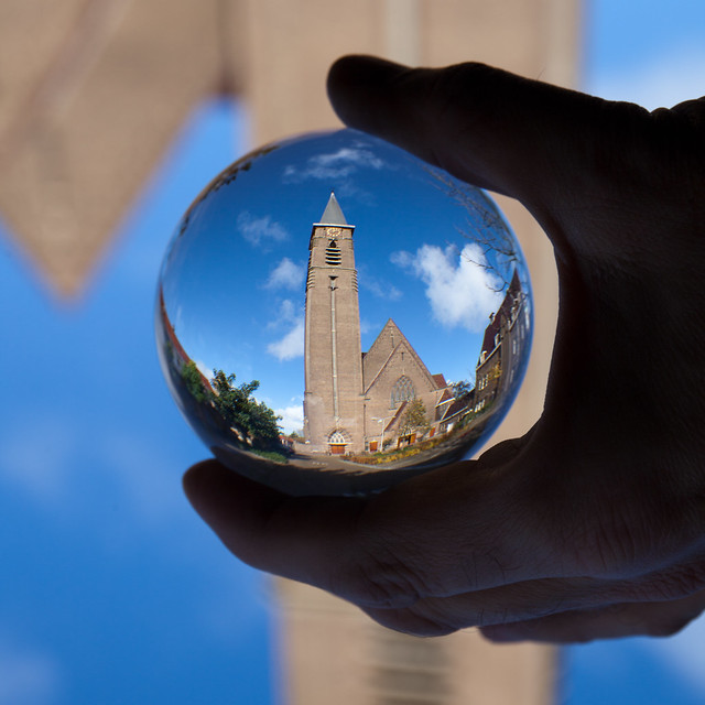 Naaldwijk - RK kerk door glazen bol-2428