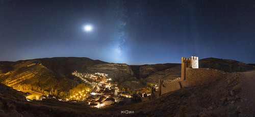 albarracín víaláctea milkyway estrellas noche pueblo aragón luna stars moon medieval village