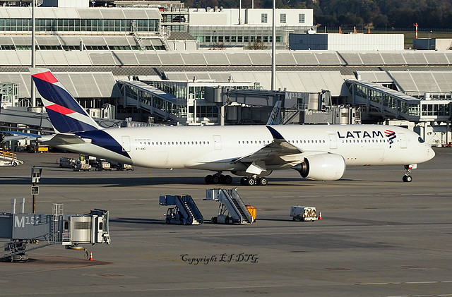 Airbus A350-941 A7-AMD Qatar / Latam