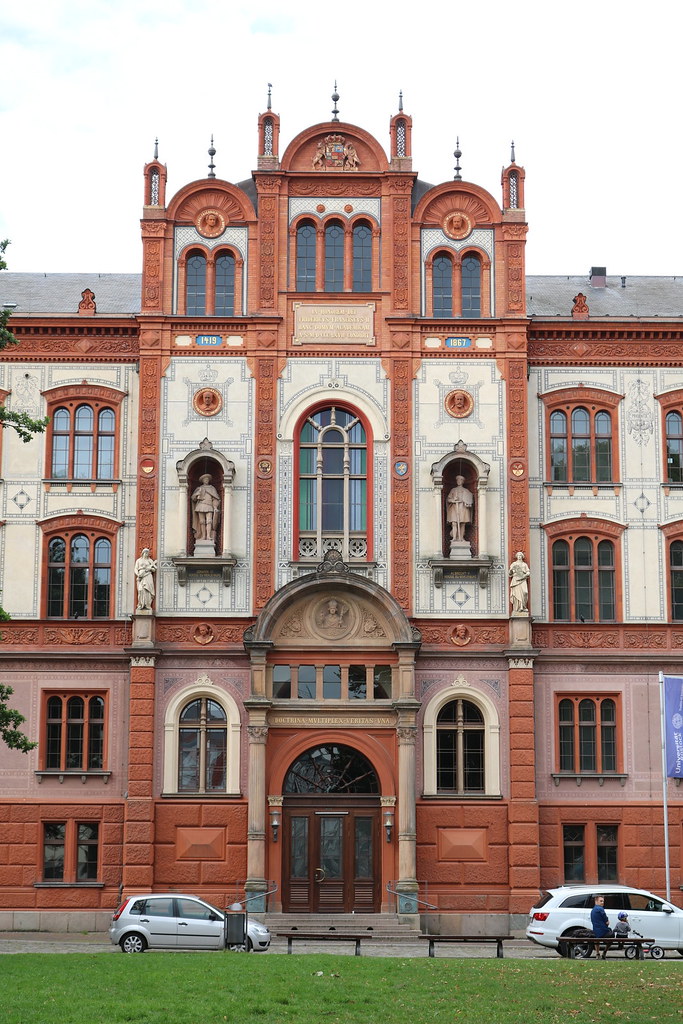 Mittelrisalit mit Eingang des Hauptgebäudes der Universität Rostock