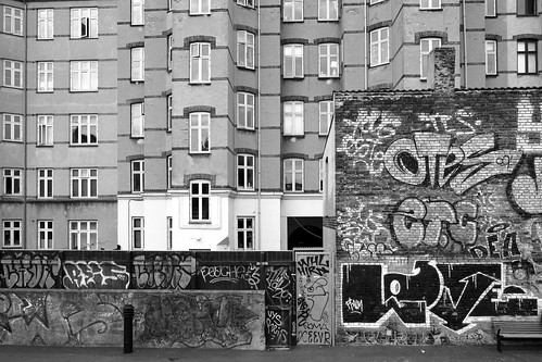 københavn copenhagen graffiti graphism ugovillani archineos bn bw monochrome biancoenero blackandwhite blancoynegro danimarca denmark linee edificio urban nørrebro urbanlandscape urbangeometry