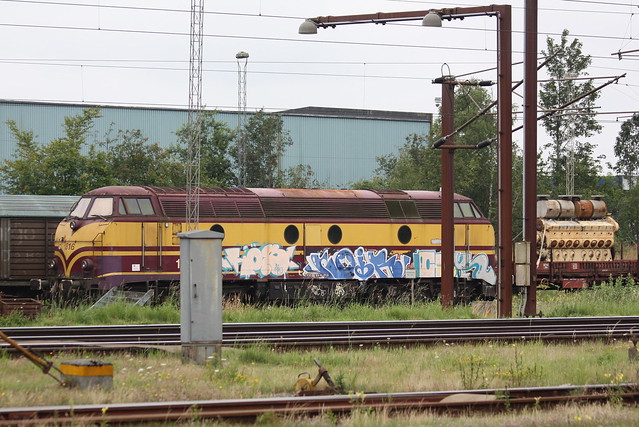 CFL cargo Danmark ApS: Diesellok 1816 und Reservemotor an der Lokhalle in Padborg
