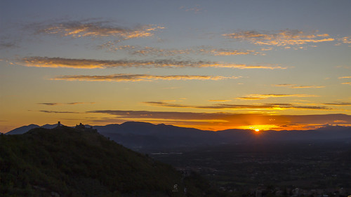 Tramonto visto da Colle San Magno by Eugenio_81, Tramonto visto da Colle San Magno; sulla sinistra il castello di San Tommaso d'Aquino in frazione Ca