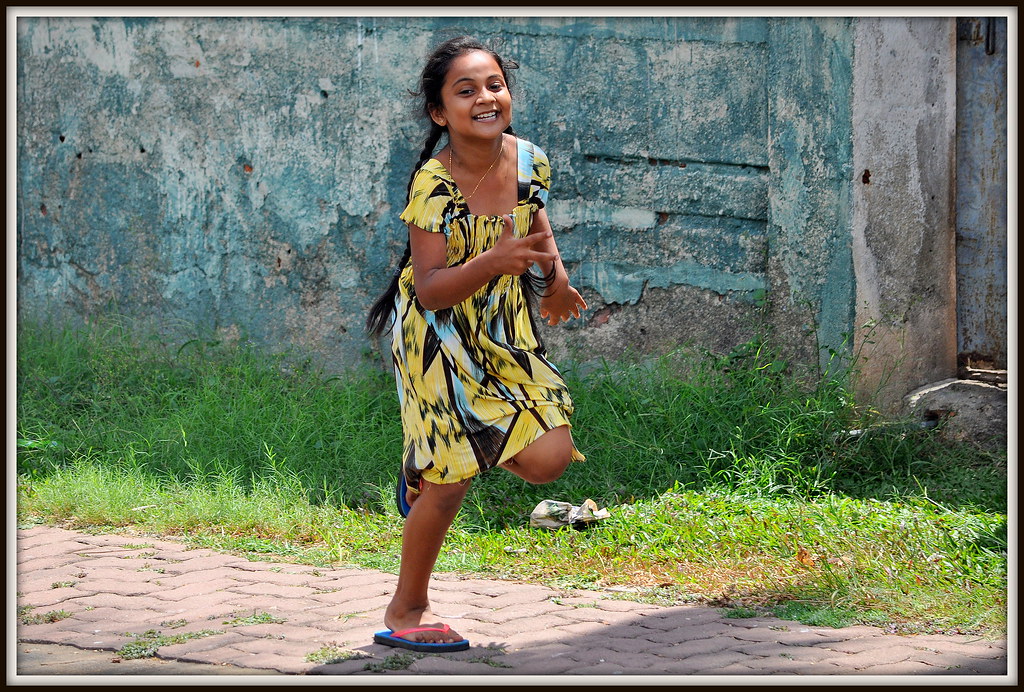 Une enfant  dans une rue de Negombo au Sri Lanka .