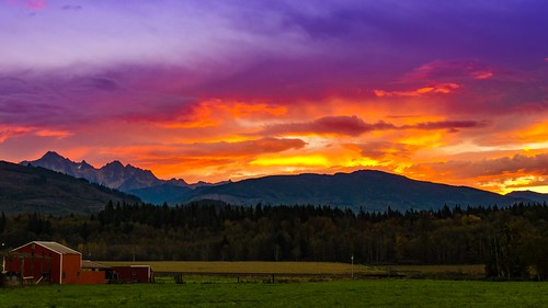 mountbaker pnw pacificnorthwest rockymountains washingtonstate americanwilderness cascadesnationalpark colorful country finaartsphotography landscape mountainandsky rockies sky sunrise warm