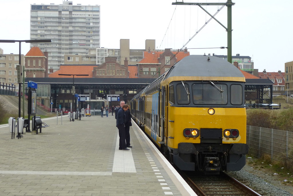 NS: Triebwagen des Typs DD-AR (dubbeldeksaggloregiomaterieel) als Sprinter nach Amsterdam im Bahnhof Zandvoort