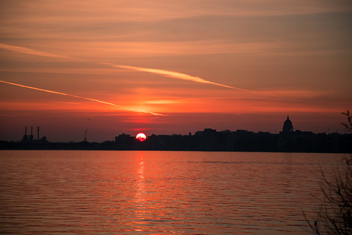 canon madison wisconsin unitedstates us lakemendota lake water sunrise morning picnicpoint universityofwisconsin beach beachfront rocks shore shoreline