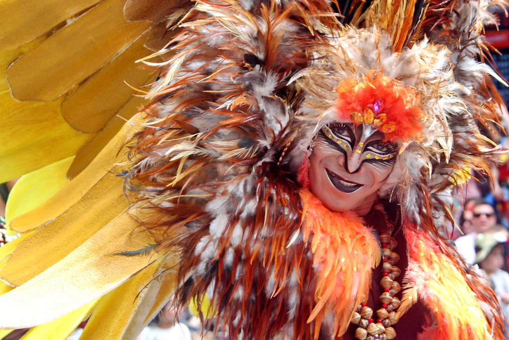 Danseur dans son costume tout en plumes au Farmers Santa Parade d'Auckland, Nouvelle Zélande