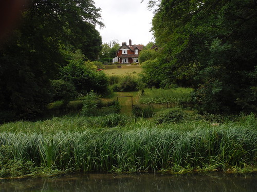 House in Shawford, viewed from the Itchen Way SWC Walk 15 : Winchester Circular